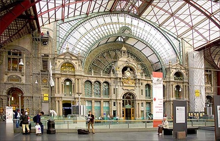 Antwerp Central Station (Bỉ): Được xây dựng vào khoảng năm 1895 - 1905, là một trong những nhà ga ấn tượng nhất thế giới. Công trình lịch sử này nổi bật với 2 lối vào, một từ quảng trường Astrid với thiết kế mái vòm cổ kính và một từ quảng trường Kievit với thiết kế hiện đại.